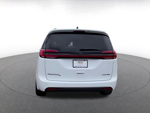 Used 2025 Chrysler Pacifica Limited image 12