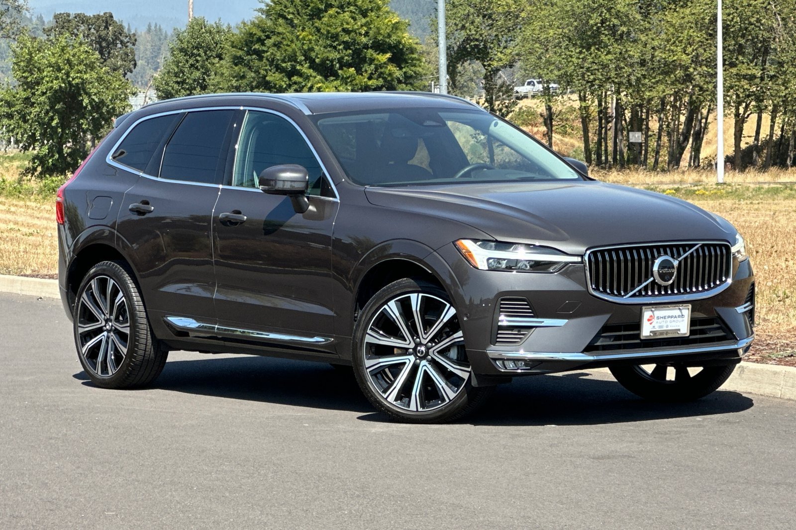 Used 2023 Volvo XC60 B5 Ultimate w/ Protection Package Premier AWD/4WD image 1