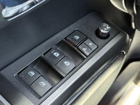 Used 2017 Toyota Tacoma TRD Off-Road AWD/4WD image 18