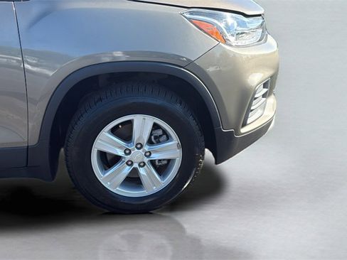 Used 2022 Chevrolet Trax LT w/ Driver Confidence Package image 24