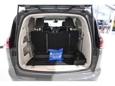 Used 2022 Chrysler Pacifica Touring-L FWD image 25