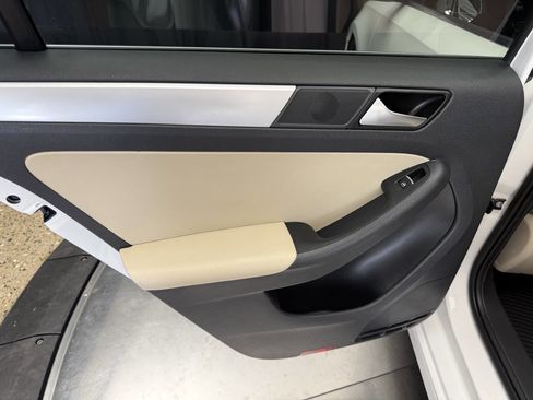 Used 2013 Volkswagen Jetta SE FWD image 19