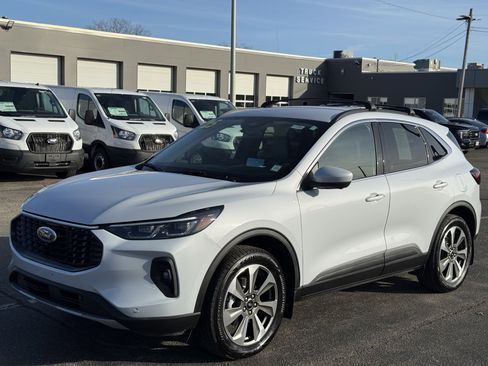 Certified 2025 Ford Escape Platinum w/ Premium Technology Package image 5