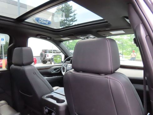Used 2023 Chevrolet Suburban LT w/ Luxury Package AWD/4WD image 31