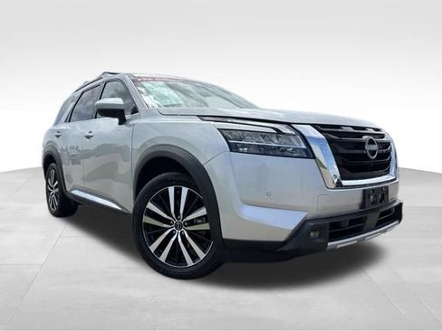 Used 2023 Nissan Pathfinder Platinum w/ Cargo Package AWD/4WD image 2
