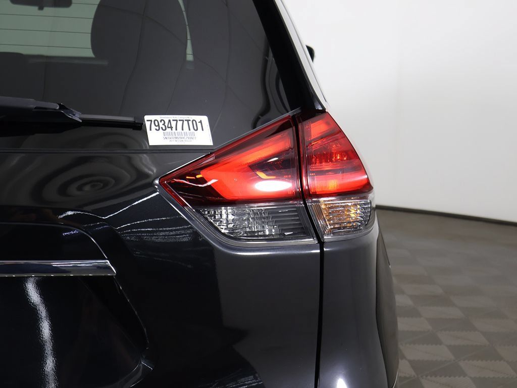 Used 2017 Nissan Rogue SV AWD/4WD image 17