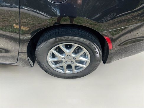 Used 2023 Chrysler Pacifica Touring-L FWD image 29