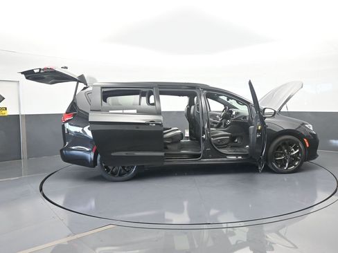 Used 2023 Chrysler Pacifica Limited w/ S Appearance Package image 75