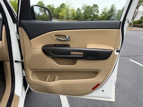 Used 2016 Kia Sedona LX FWD image 16