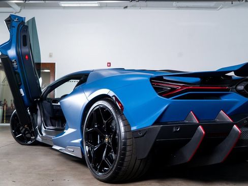 Used 2024 Lamborghini Revuelto image 22
