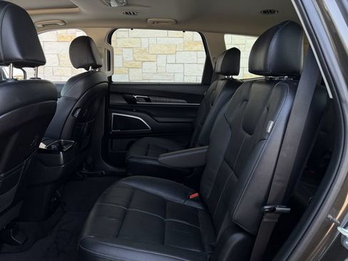 Used 2024 Kia Telluride EX w/ EX Captain's Chair Package FWD image 27