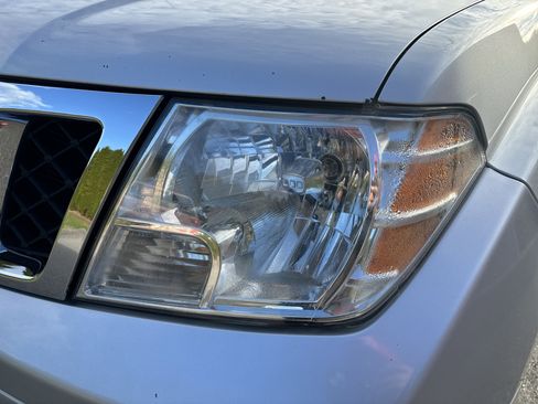 Used 2019 Nissan Frontier SV image 9