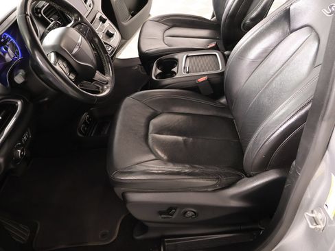 Used 2018 Chrysler Pacifica Touring-L Plus w/ S Appearance Package FWD image 12