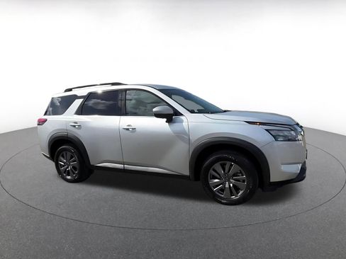 Used 2025 Nissan Pathfinder SV FWD image 2