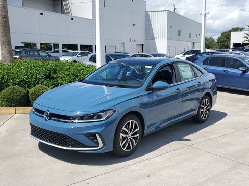 New 2025 Volkswagen Jetta SE image 2