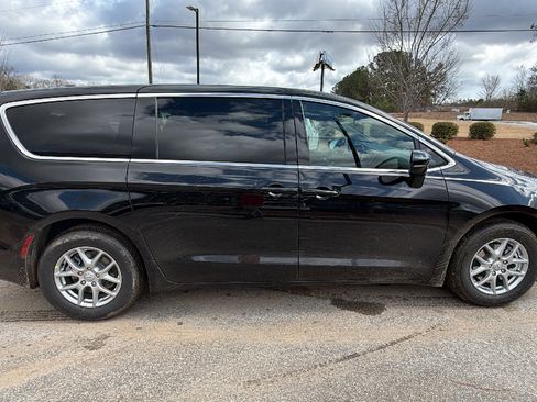 New 2026 Chrysler Pacifica Select FWD image 7