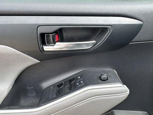 Used 2020 Toyota Highlander XLE FWD image 13