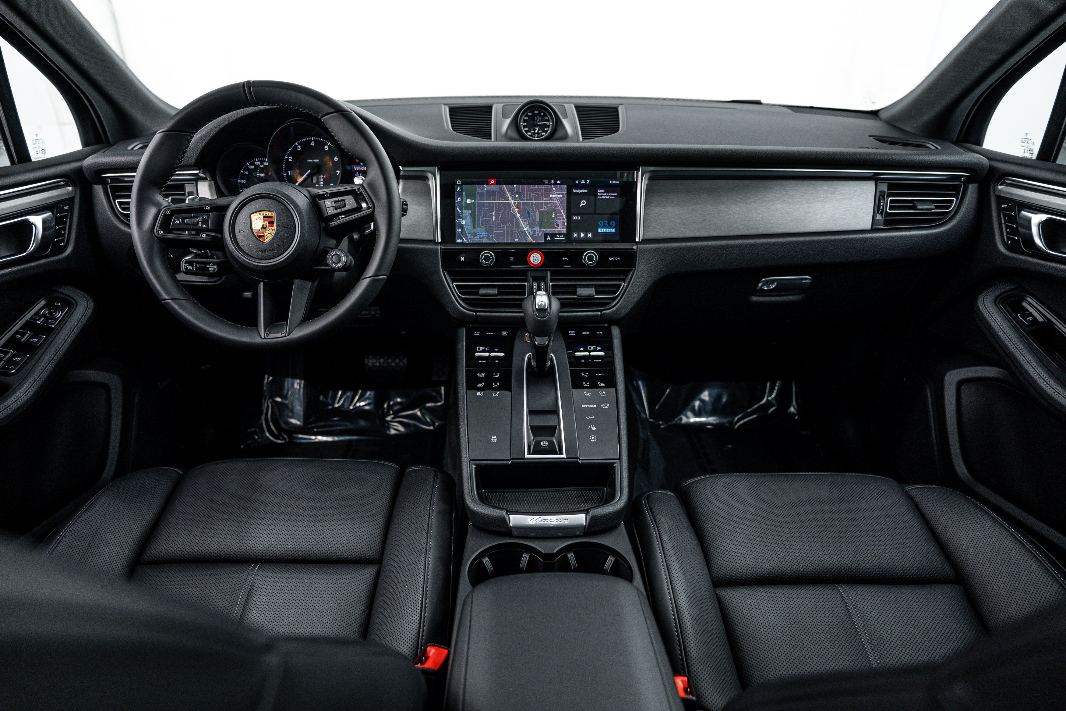Certified 2026 Porsche Macan AWD/4WD image 12