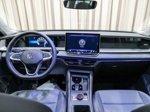 Used 2025 Volkswagen Tiguan SE w/ Panoramic Sunroof Package AWD/4WD image 18