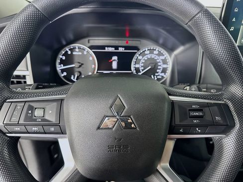 Used 2025 Mitsubishi Outlander ES AWD/4WD image 16