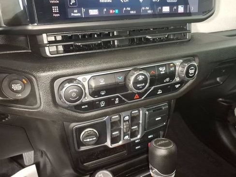 Used 2025 Jeep Gladiator Sport AWD/4WD image 22