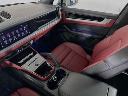 Certified 2025 Porsche Cayenne image 25