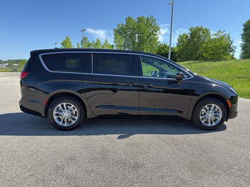 New 2027 Chrysler Pacifica Select AWD/4WD image 4
