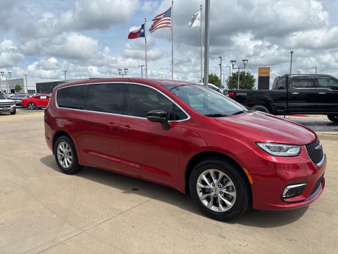 Used 2025 Chrysler Pacifica Select AWD/4WD image 8