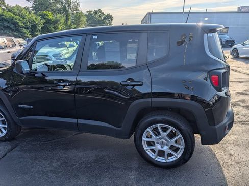 Used 2023 Jeep Renegade Latitude AWD/4WD image 4