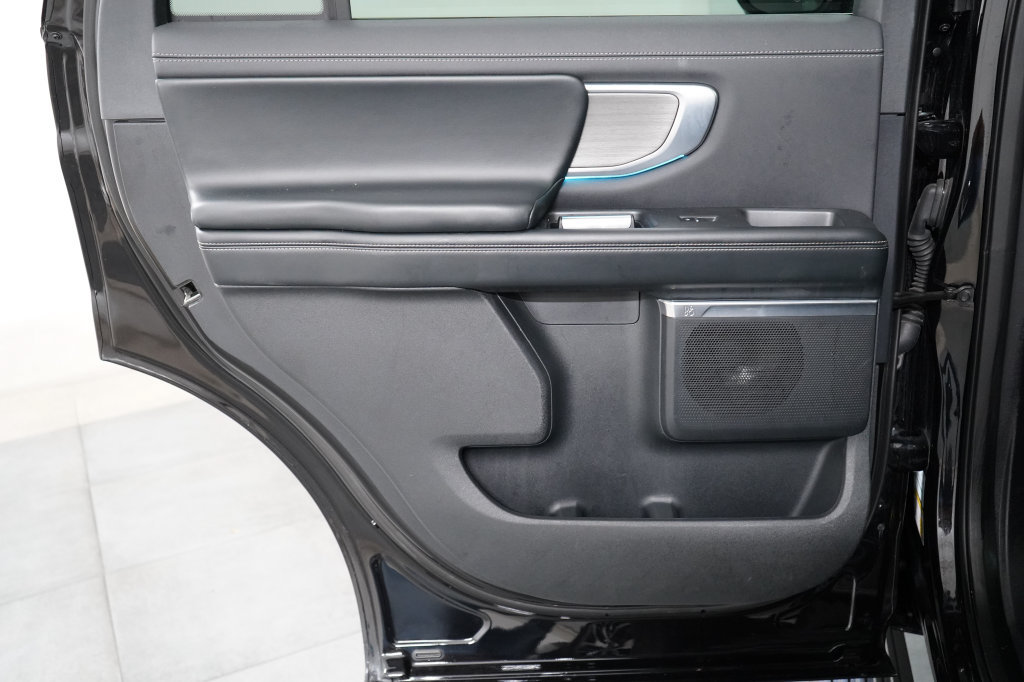 Used 2025 Ford Expedition Platinum AWD/4WD image 33