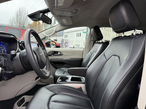 Used 2024 Chrysler Pacifica Touring-L image 23