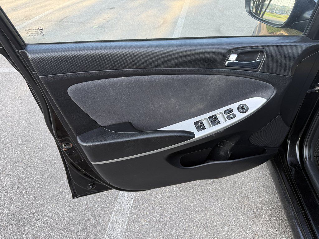 Used 2013 Hyundai Accent SE FWD image 11