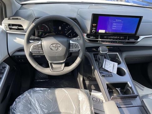 New 2026 Toyota Sienna XLE FWD image 10