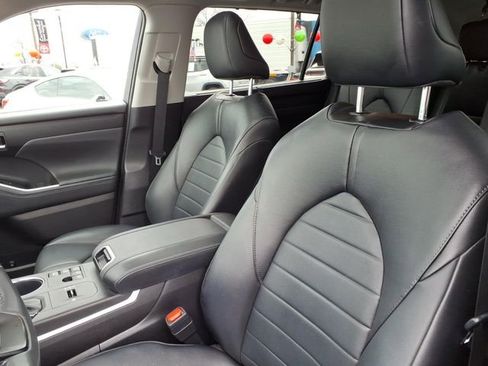 Used 2023 Toyota Highlander XLE image 15