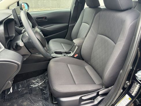 Used 2025 Toyota Corolla LE image 32