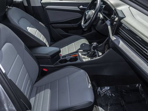 Certified 2025 Volkswagen Jetta SE FWD image 32
