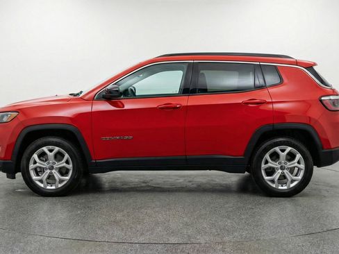 Used 2025 Jeep Compass Latitude AWD/4WD image 5