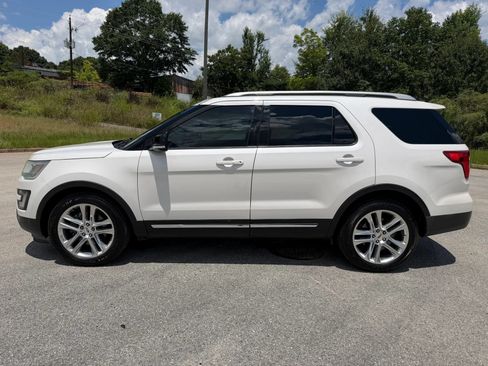 Used 2016 Ford Explorer XLT w/ Equipment Group 202A FWD image 2