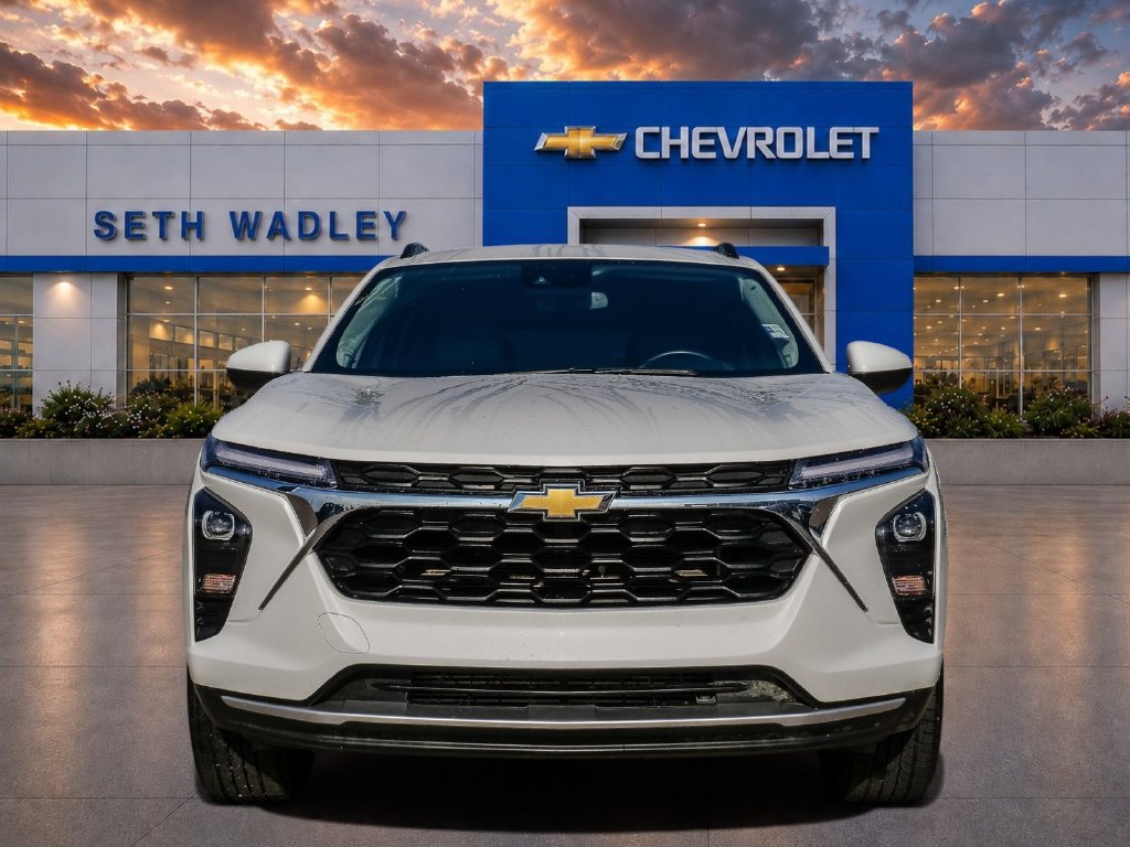 Used 2024 Chevrolet Trax LT w/ Driver Confidence Package FWD image 2