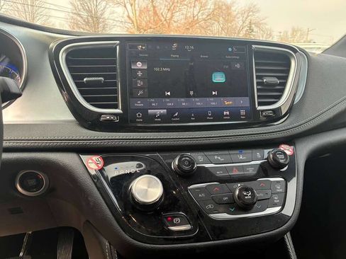 Used 2026 Chrysler Pacifica Limited w/ S Appearance Package image 11