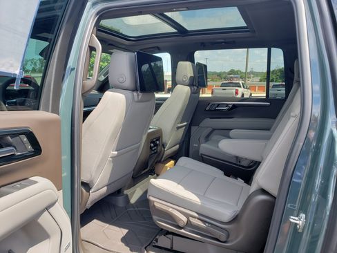 New 2026 Chevrolet Suburban Z71 w/ Z71 Off-Road Package AWD/4WD image 31