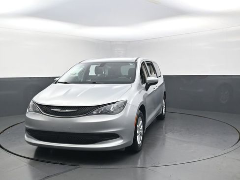 Used 2022 Chrysler Voyager LX FWD image 5