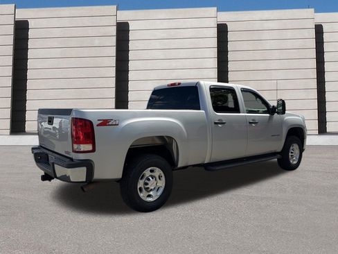 Used 2010 GMC Sierra 2500 SLE w/ Suspension Package, Off-Road RWD image 4