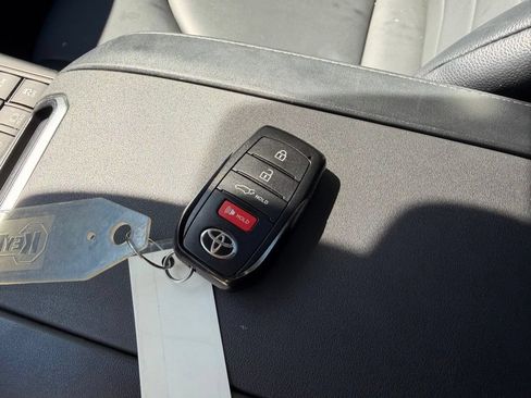 Used 2024 Toyota Highlander XLE AWD/4WD image 45