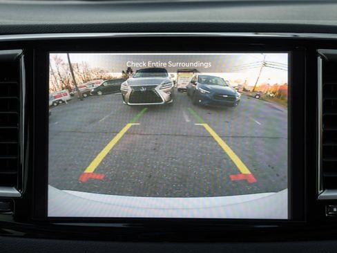 Used 2024 Chrysler Pacifica Touring-L image 32