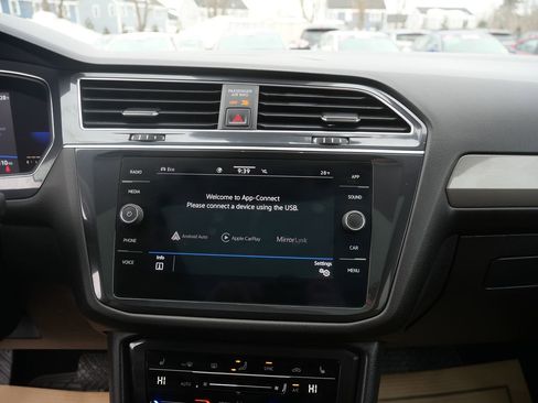 Used 2022 Volkswagen Tiguan SE w/ Panoramic Sunroof Package image 13