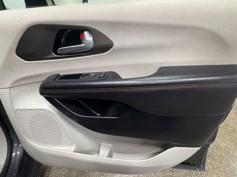 Used 2017 Chrysler Pacifica LX image 16