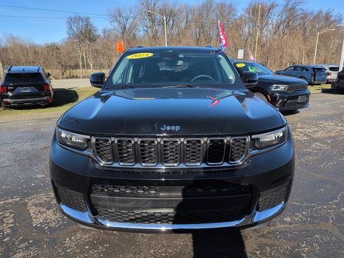 Used 2023 Jeep Grand Cherokee L Laredo image 3