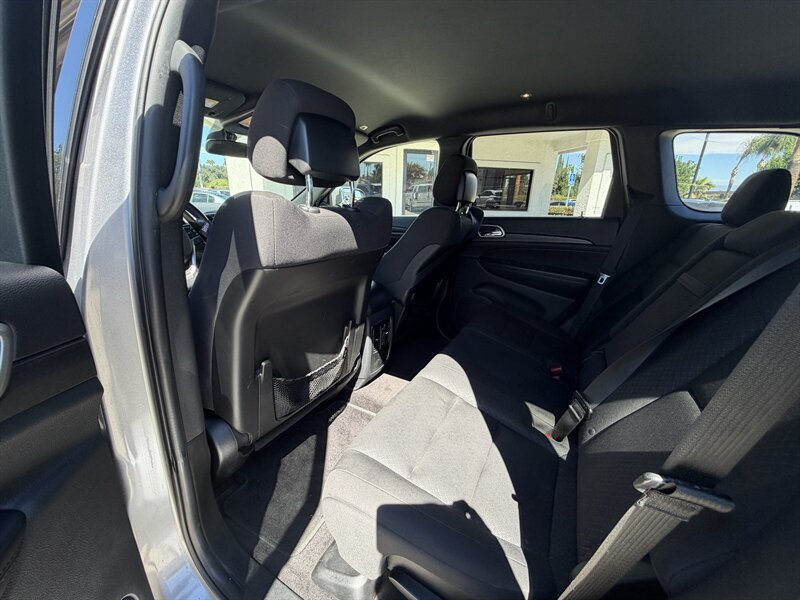 Used 2018 Jeep Grand Cherokee Laredo RWD image 11