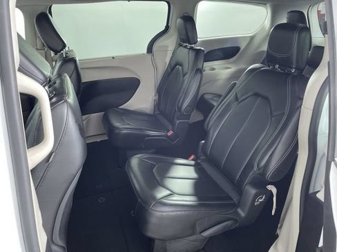 Used 2024 Chrysler Pacifica Touring-L FWD image 20